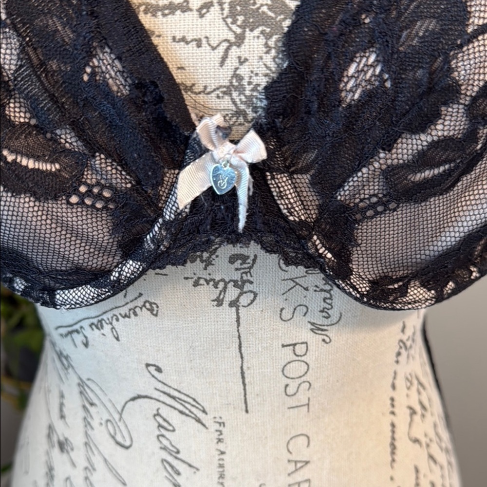 EUC Victorias Secret Elegant Black Floral Lace Underwire Bra - 38D​ - Picture 2 of 12